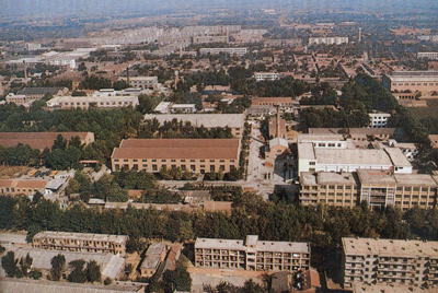 推土機總廠本部廠區(qū)。山東推土機總廠建立時，固定資產(chǎn)原值為2569萬元，占地面積為517538平方米，建筑面積為170861平方米。