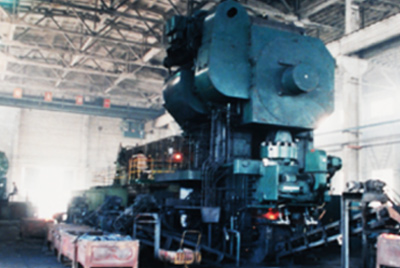 3月24日，世界第一臺德國奧姆卡4000噸熱模鍛生產(chǎn)線在山推總廠熱模鍛車間安裝調(diào)試。