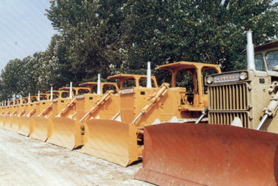 產(chǎn)品整裝待發(fā)。自1984年對銷售實行了承包責任制，調(diào)動了職工的積極性，增強了責任感，從而改變了過去等、靠、要的被動局面。