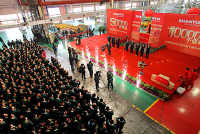 推土機事業(yè)部總裝工廠隆重舉行推土機第50000臺下線慶典儀式。這一激動人心的歷史時刻標志著50000臺不僅僅是一個數(shù)量的積累，更是山推管理水平、生產(chǎn)規(guī)模、制造技術(shù)、研發(fā)能力、銷售能力等綜合能力的體現(xiàn)，標志著山推推土機產(chǎn)業(yè)整體實力進一步增強，是從量變到質(zhì)變的飛躍。