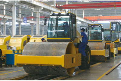 2002年2月，由履帶廠開發(fā)研制的YZ18液壓振動壓路機，順利下線。