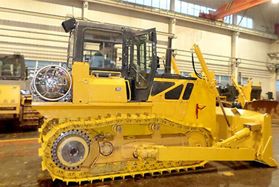 世界上第一臺燃氣型履帶式推土機——SD20-5（LNG）在研究總院新產(chǎn)品試制中心下線。SD20-5（LNG）履帶式推土機是公司順應行業(yè)發(fā)展趨勢開發(fā)的一款節(jié)能、環(huán)保產(chǎn)品，整機采用天然氣專用發(fā)動機，燃燒后無積炭，滿足stageIIIA排放，壽命更長，維修頻率更低。