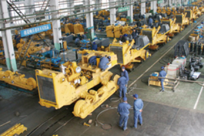 山推牌TY320C推土機在裝配分廠試驗車間順利下線，標志著“山推”系列推土機在技術(shù)性能和結(jié)構(gòu)造型水平上又上了一個新的臺階。