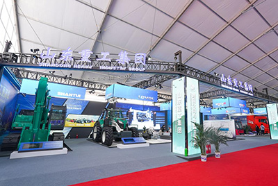 2023跨國公司與中國主題展在青島國際會議中心海上大壩舉辦， 山推股份攜EE225電挖、SRD13-C6U無人駕駛壓路機和純電裝載機隨團參展。