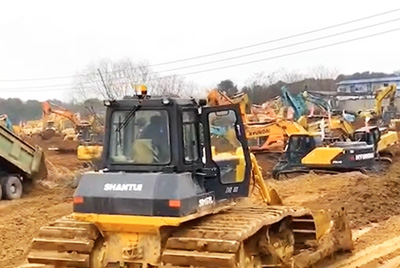 1月23日夜間，山推設(shè)備開足馬力，與時間賽跑，全速開啟“武漢版小湯山”醫(yī)院的建設(shè)。